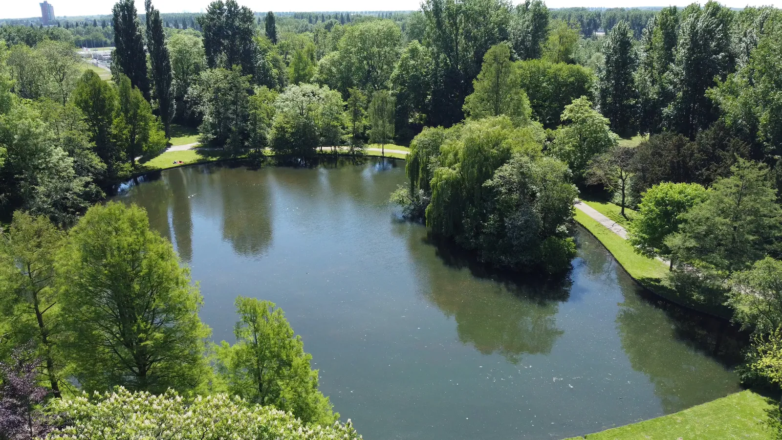 Het park in Dordrecht met de vijver en de eilandjes, vanuit de lucht