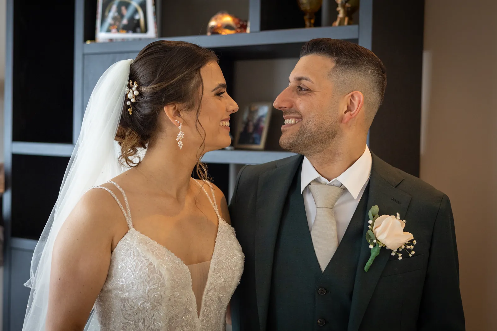Alyssa en Menderes zien elkaar voor het eerst in trouwkleding, thuis in de kamer