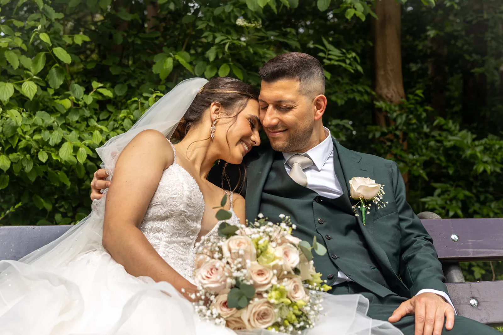 Alyssa leunt met haar hoofd tegen Menderes op een bankje in het park