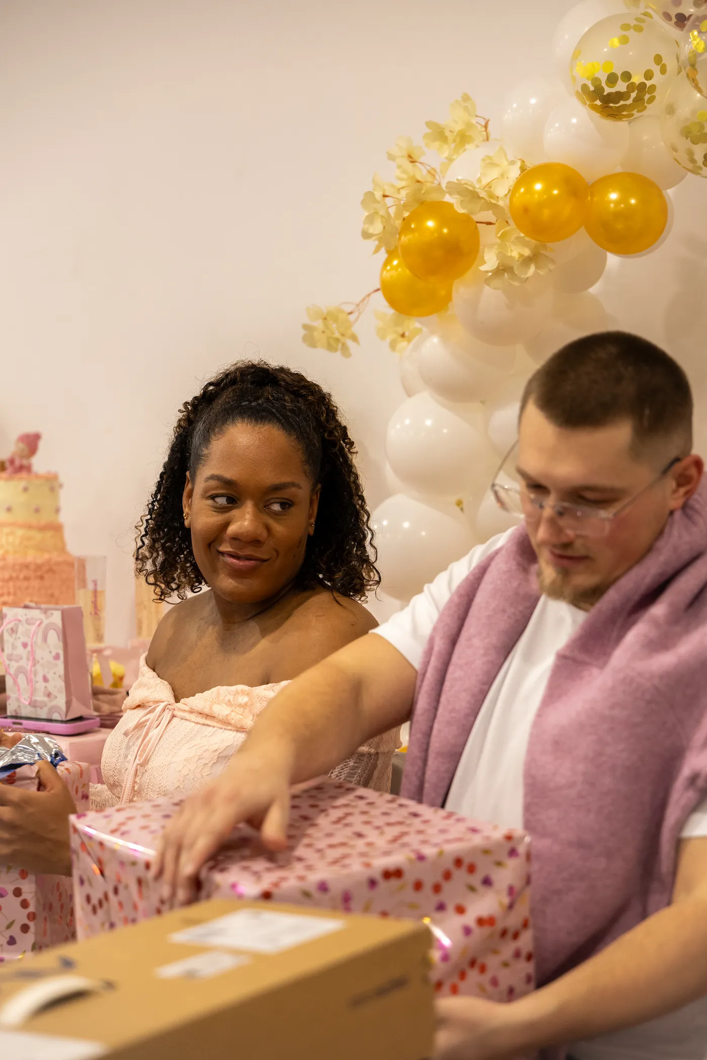 Cadeaus uitpakken tijdens babyshower