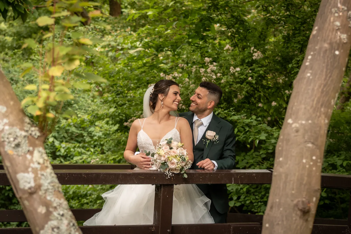 Bruidspaar tijdens ceremonie