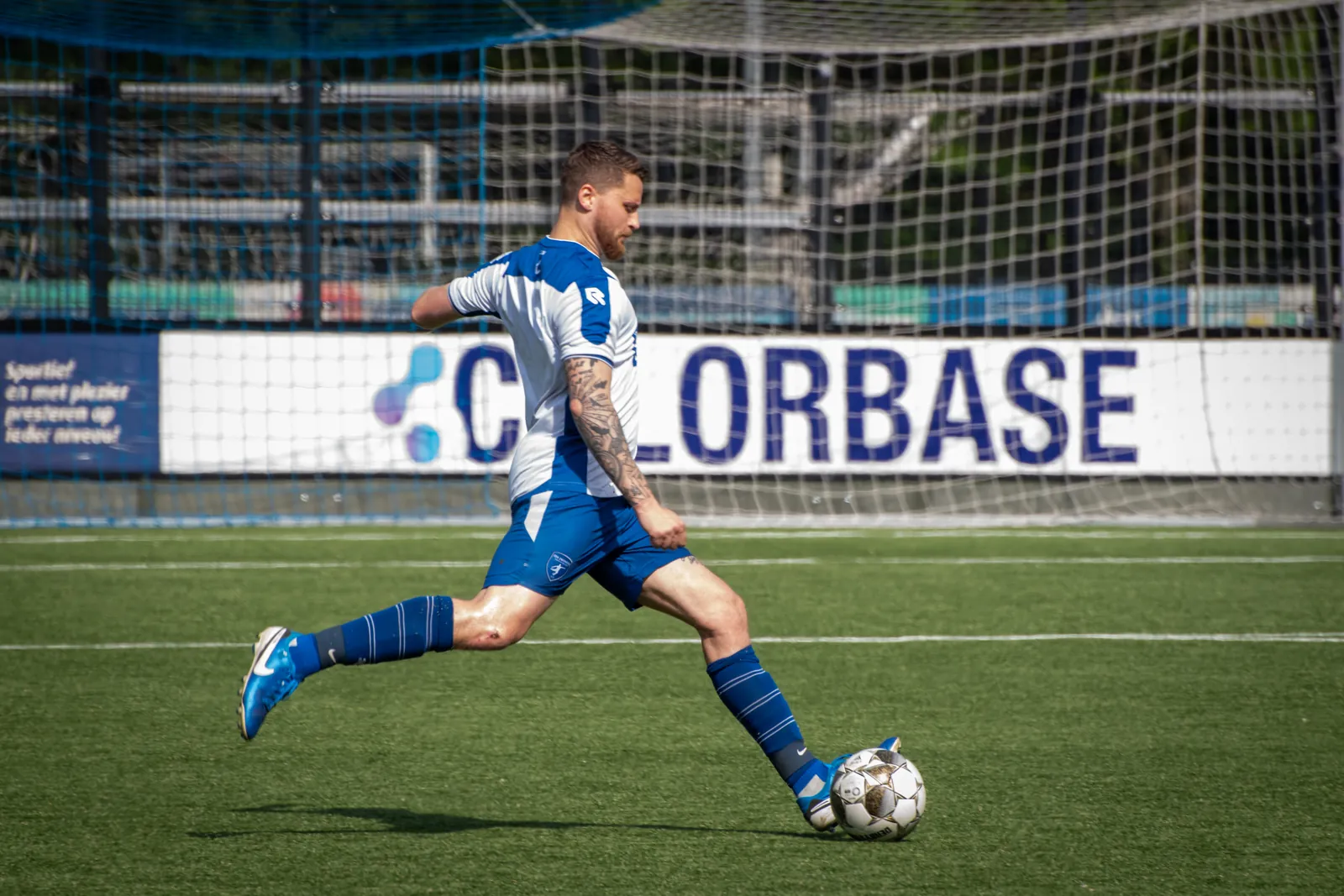 Aanvaller van CVV Zwervers vlak voor zijn schot tegen DCV