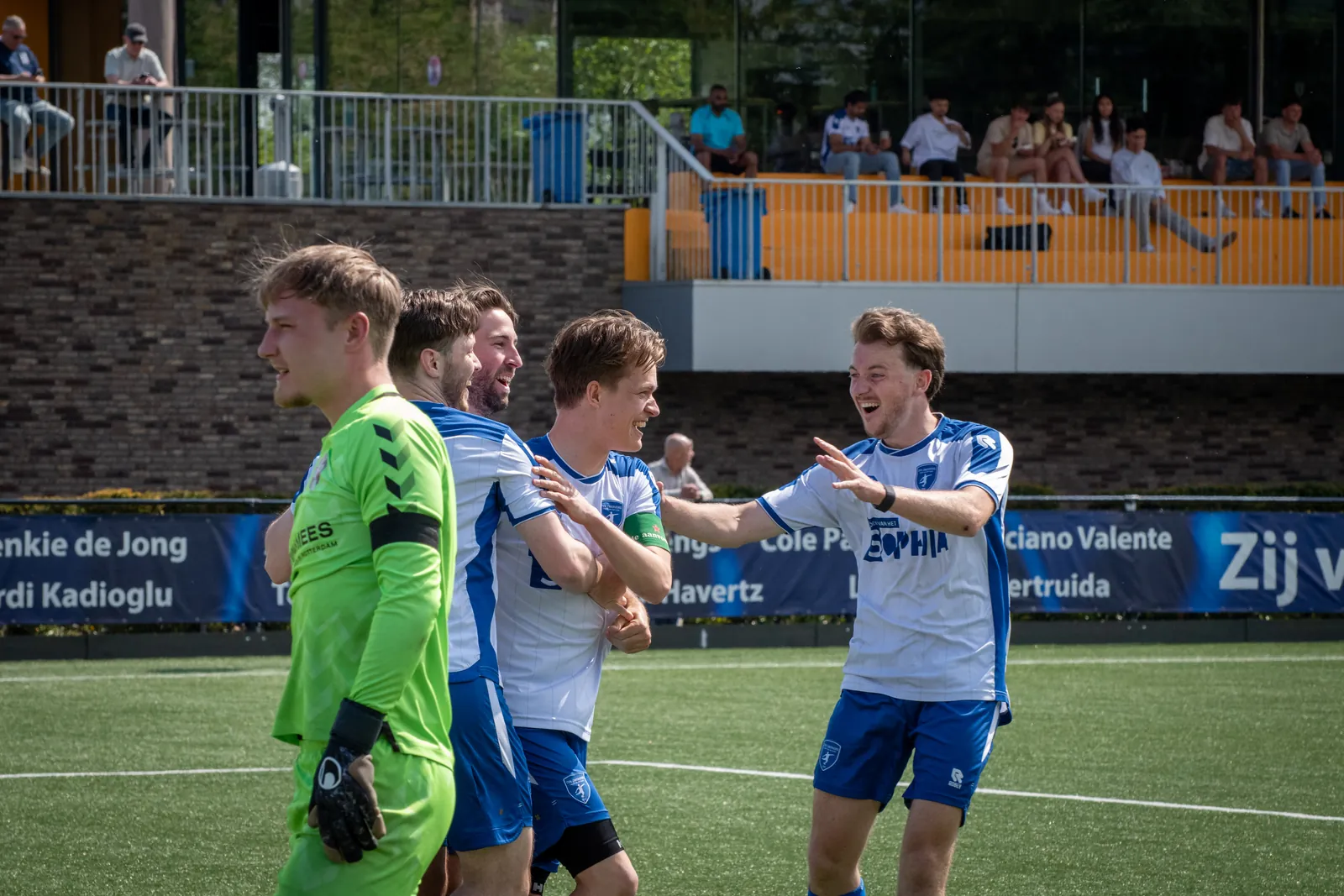 Spelers van CVV Zwervers vieren samen met de keeper een doelpunt tegen DCV