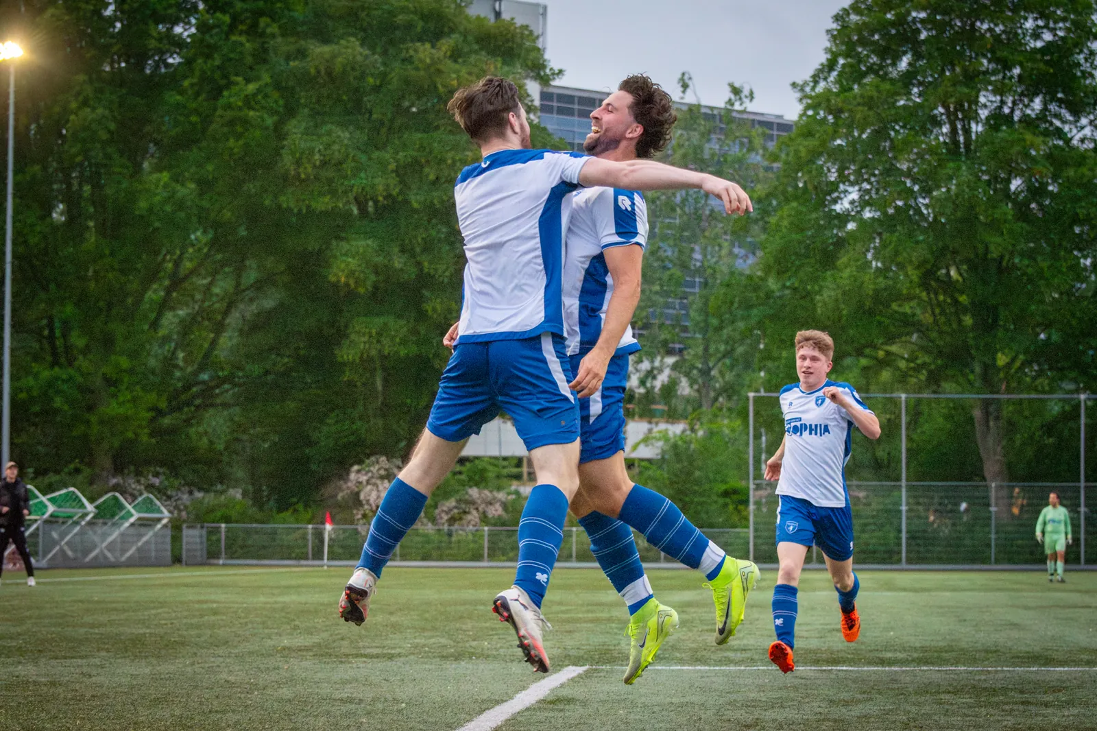 Twee spelers van CVV Zwervers springen tegen elkaar op na een doelpunt in de kampioenswedstrijd
