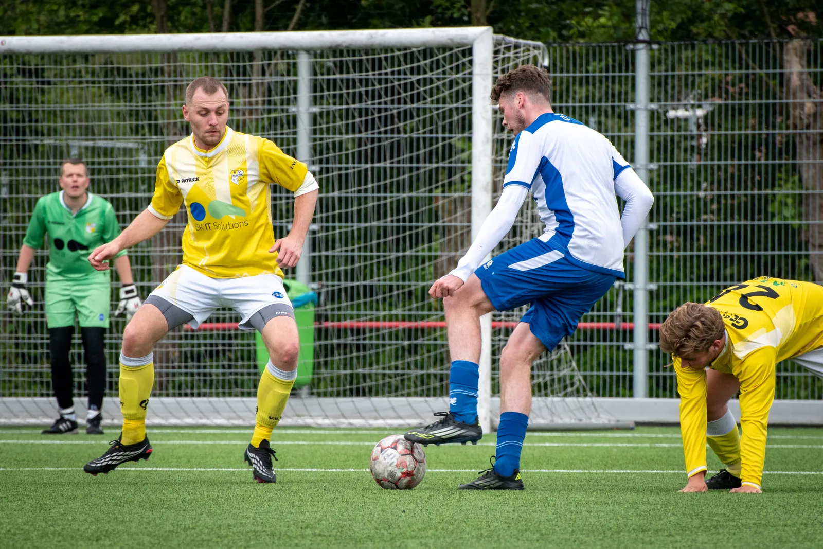 Strijd om de bal voor het doel tijdens CVV Zwervers tegen VV Spirit