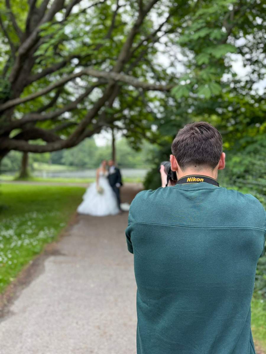 Michel Tournier fotografeert tijdens opdracht