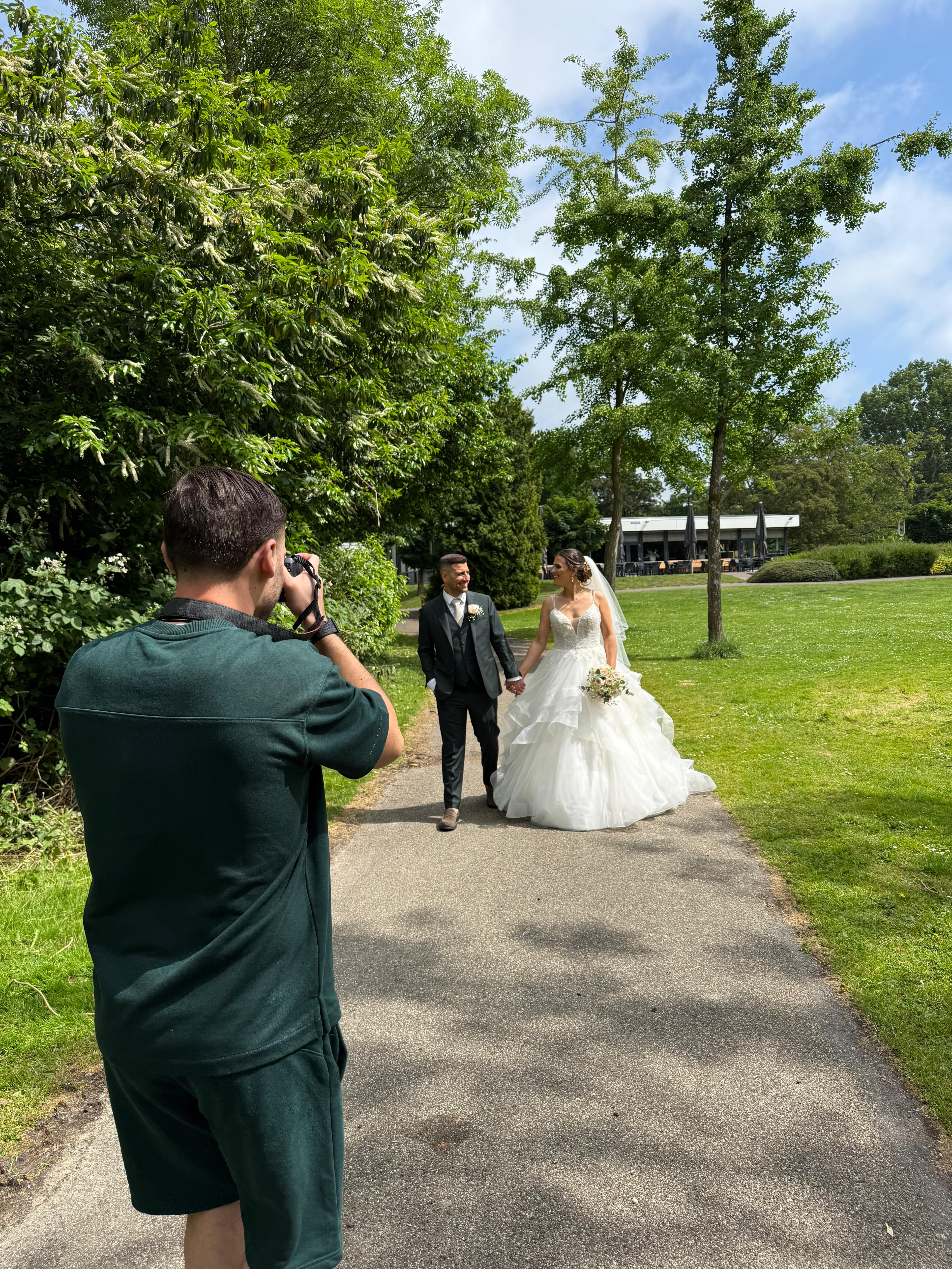 Michel Tournier fotografeert bruidspaar op zonnig pad